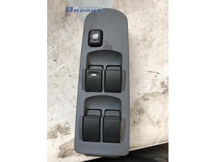 Usados Interruptor combinado de ventanillas Mitsubishi Colt (Z2/Z3) 1.5 16V Precio € 10,00 Norma de margen ofrecido por Autobedrijf Brooks