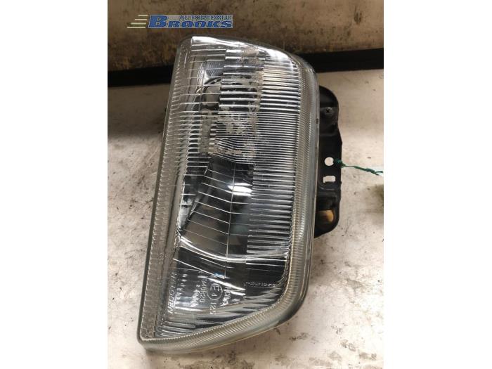 Używane Reflektor prawy Subaru Mini Jumbo Cena € 20,00 Procedura marży oferowane przez Autobedrijf Brooks
