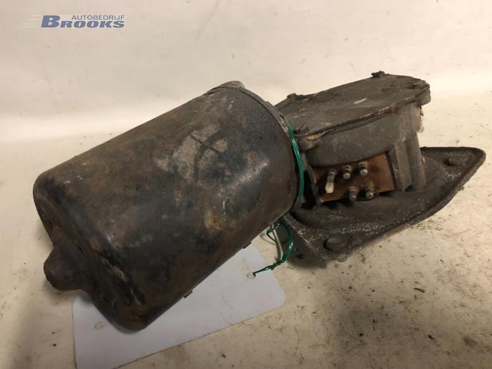 Front wiper motor from a Mercedes-Benz /8 (W115) 250 2.8 1973