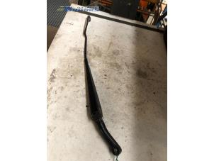 Used Front wiper arm Volvo S60 I (RS/HV) 2.4 D5 20V Price € 15,00 Margin scheme offered by Autobedrijf Brooks
