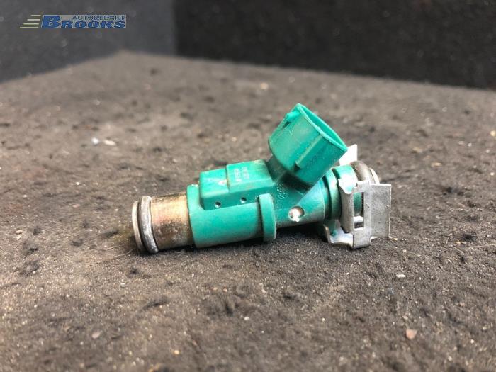 Injector (petrol injection) from a Peugeot 1007 (KM) 1.4 2006