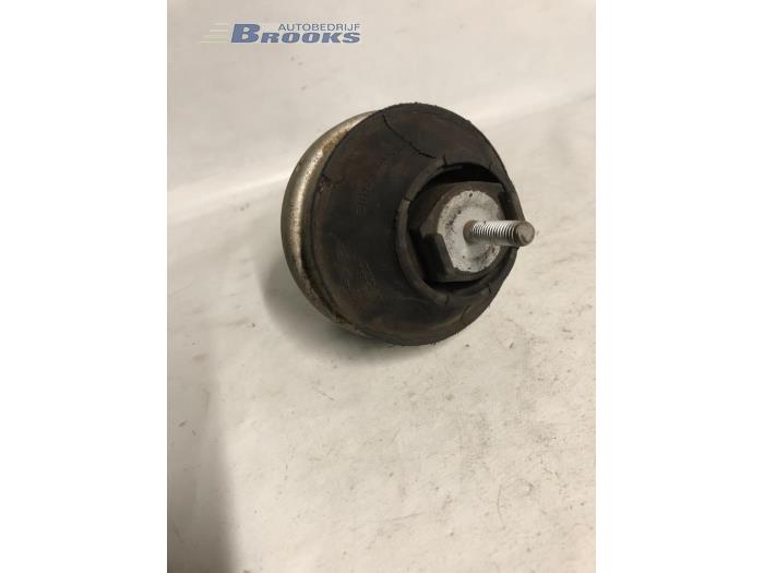 Engine mount from a Audi A4 (B5) 1.6 1995