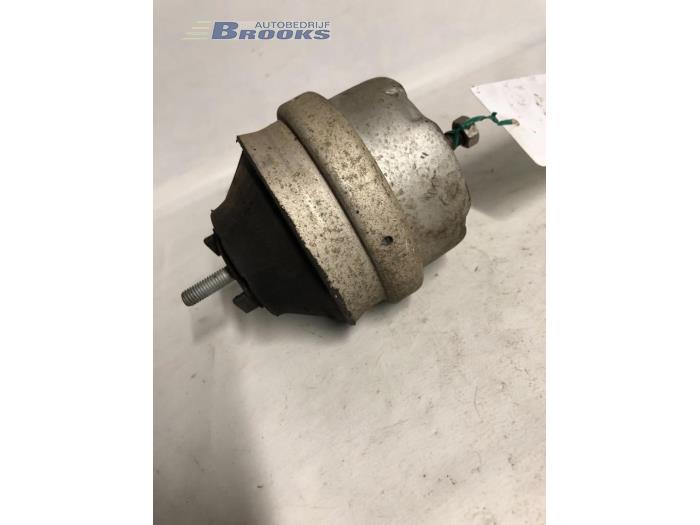 Engine mount from a Audi A4 (B5) 1.6 1995