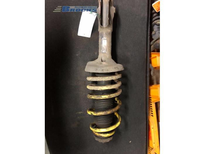 Front shock absorber rod, left from a Volkswagen Polo III (6N1) 1.9 D 1995