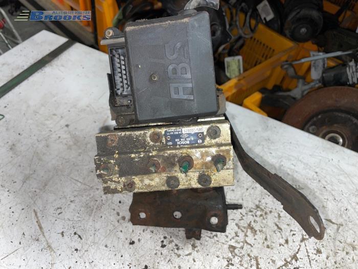 Usagé Bloc ABS Renault Safrane I 2.1 RN,DT,Manoir Prix € 25,00 Règlement à la marge proposé par Autobedrijf Brooks