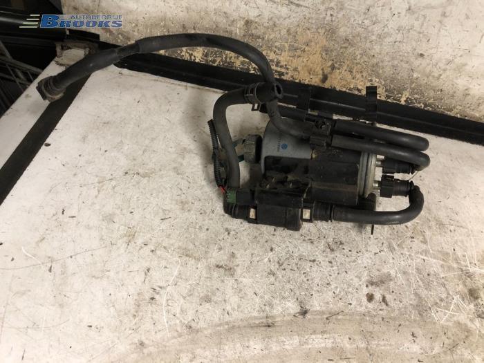Begagnade Bränslefilterhus Kia Carnival 2 (FIB/FLD) 2.9 HPDi 16V Pris € 20,00 Marginaltabell erbjuds av Autobedrijf Brooks
