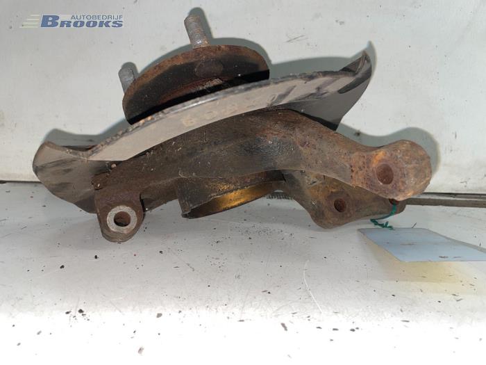 Knuckle, front left from a Suzuki Baleno (GC/GD) 1.6 16V 1998