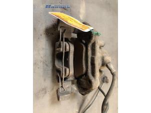 Usados Pinza de freno derecha delante Mercedes E (W210) 2.2 E-220D 16V Precio € 10,00 Norma de margen ofrecido por Autobedrijf Brooks