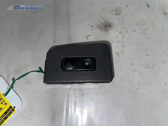 Usados Interruptor de ventanilla eléctrica Kia Sephia (FA/FB22) 1.6i Precio € 5,00 Norma de margen ofrecido por Autobedrijf Brooks
