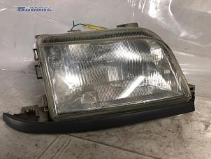 Used Headlight, right Renault Clio (B/C57/357/557/577) 1.8 GT 16V Kat. Price on request offered by Autobedrijf Brooks