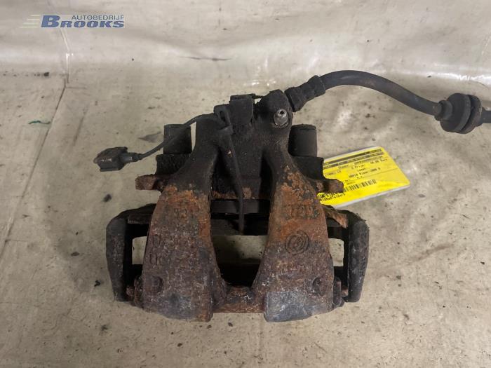 Gebrauchte Bremszange links vorne Alfa Romeo 146 (930B) 1.9 JTD Preis € 10,00 Margenregelung angeboten von Autobedrijf Brooks