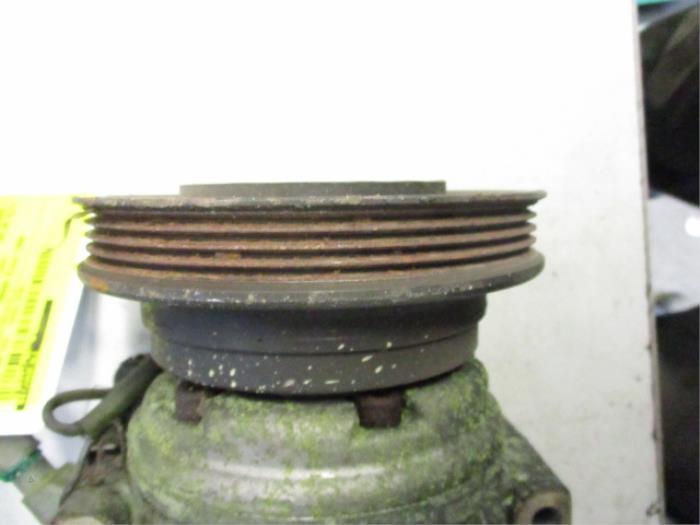 Air conditioning pump from a Mitsubishi Space Wagon (N3/N4) 2.0 GLXi 16V 1996