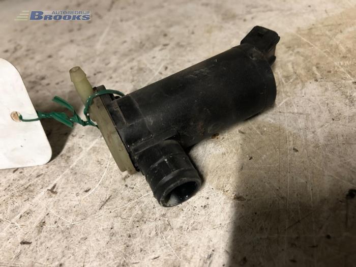 Windscreen washer pump from a Ford Mondeo II Wagon 1.8 TD CLX 1998