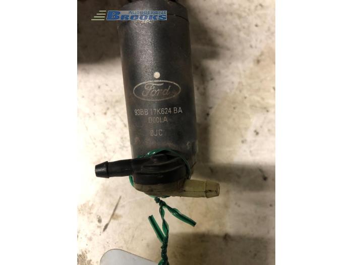 Windscreen washer pump from a Ford Mondeo II Wagon 1.8 TD CLX 1998