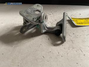 Used Front door hinge, right Mercedes E (W211) 3.2 E-320 CDI 24V Price € 20,00 Margin scheme offered by Autobedrijf Brooks