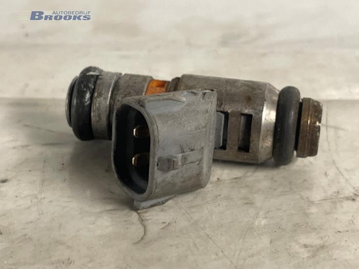 Injector (petrol injection) from a Volkswagen Lupo (6X1) 1.4 16V 75 2001