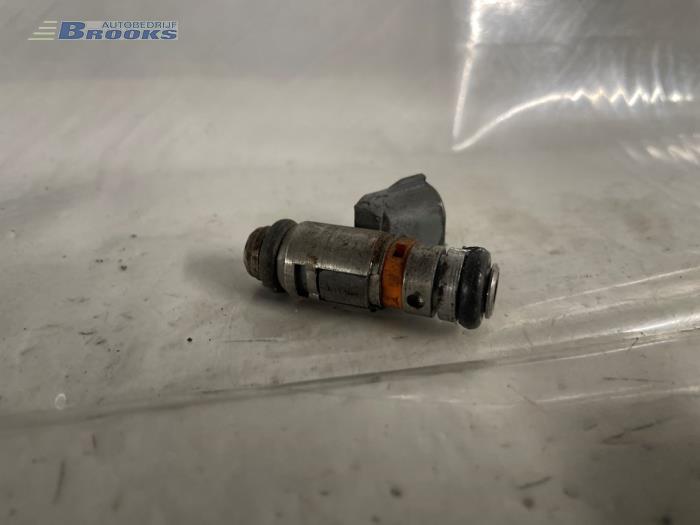 Injector (petrol injection) from a Volkswagen Lupo (6X1) 1.4 16V 75 2001