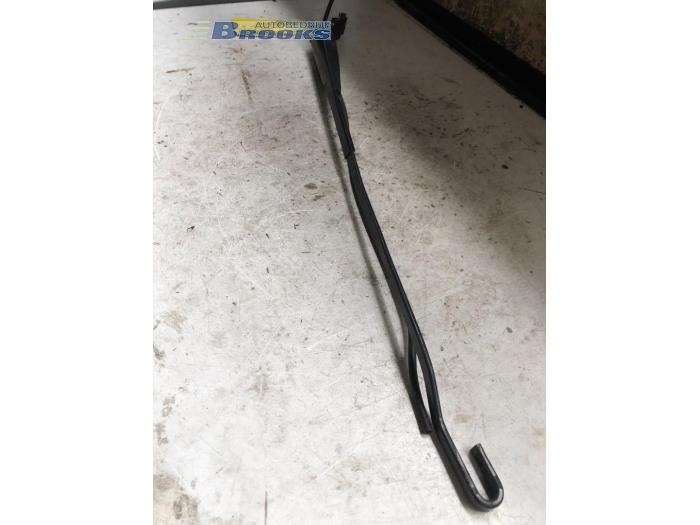 Front wiper arm from a Mercedes-Benz Vito (638.1/2) 2.2 CDI 108 16V 2003