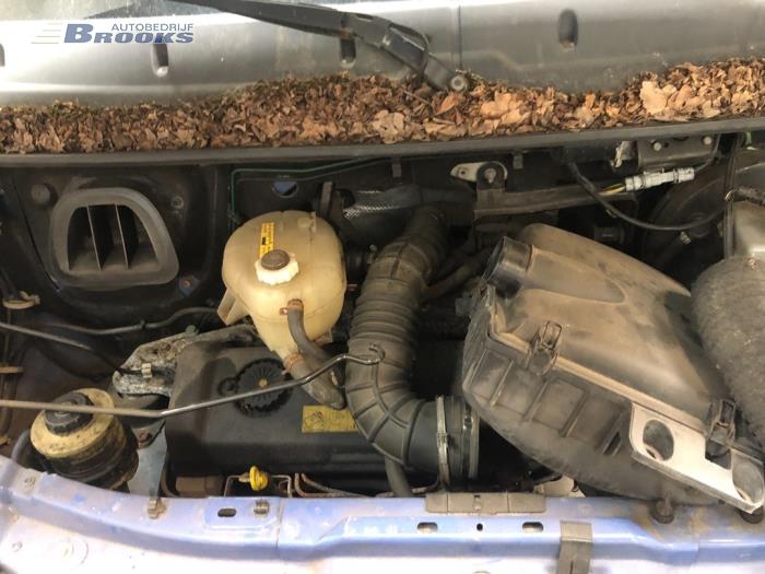 Cylindre de frein principal d'un Opel Movano (4A1; 4A2; 4B2; 4B3; 4C2; 4C3) 2.8 DTI 2001