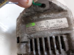 Dynamo van een Opel Movano (4A1; 4A2; 4B2; 4B3; 4C2; 4C3) 2.8 DTI 2001