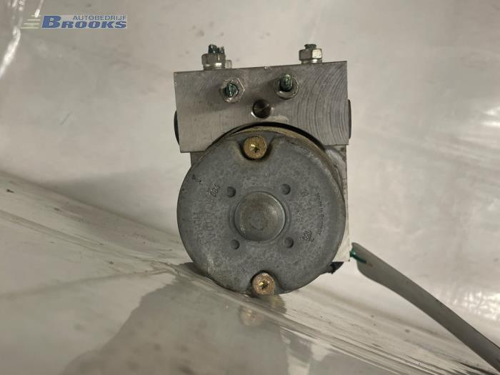 Usagé Bloc ABS Opel Corsa C (F08/68) 1.0 12V Prix € 25,00 Règlement à la marge proposé par Autobedrijf Brooks