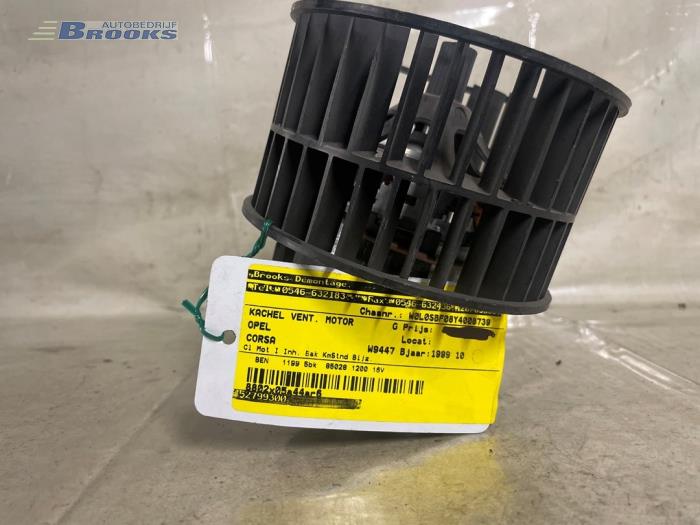 Heating and ventilation fan motor from a Opel Corsa B (73/78/79) 1.2i 16V 1999