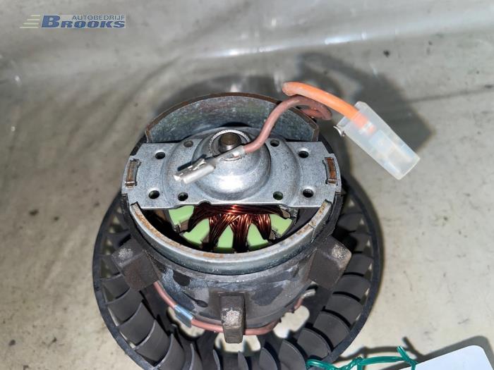 Heating and ventilation fan motor from a Opel Corsa B (73/78/79) 1.2i 16V 1999