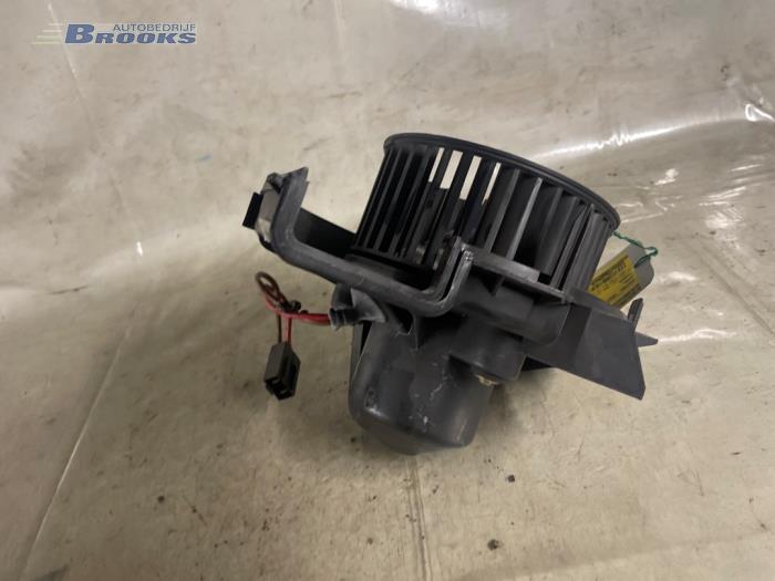 Heating and ventilation fan motor from a Opel Corsa C (F08/68) 1.2 16V 2003