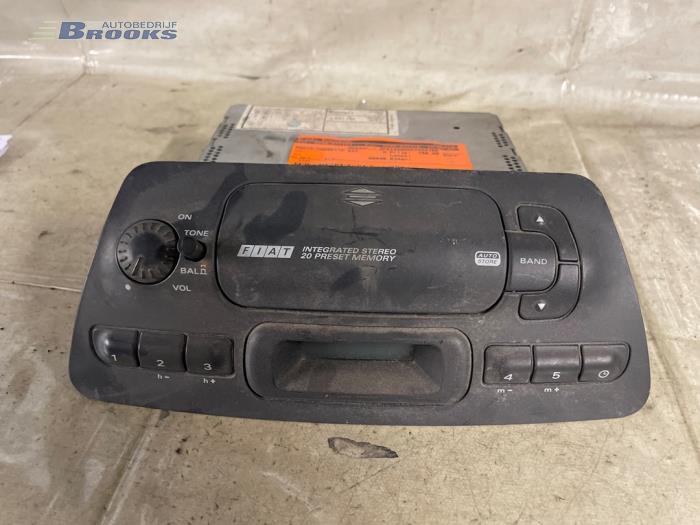 Używane Radio/Kasety (rózne) Fiat Bravo (182A) 1.9 TDS SX,ELX 100 Cena € 15,00 Procedura marży oferowane przez Autobedrijf Brooks