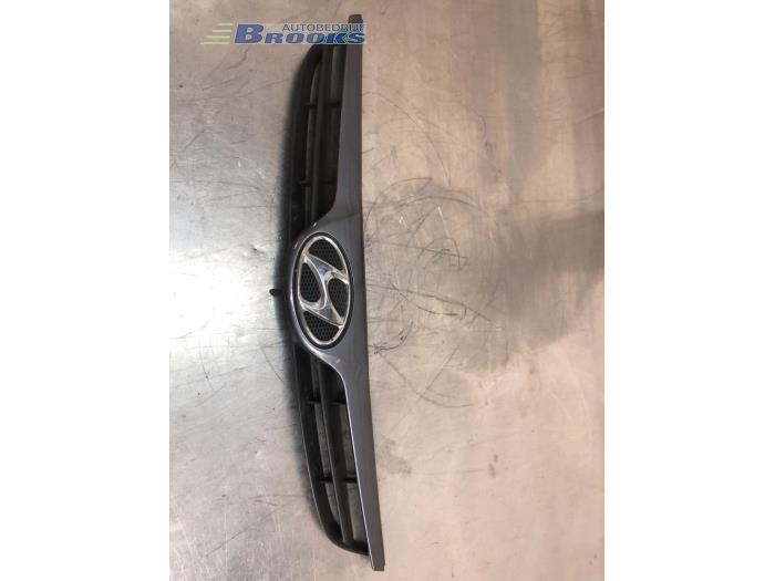 Begagnade Grill Hyundai i20 1.2i 16V Pris € 20,00 Marginaltabell erbjuds av Autobedrijf Brooks