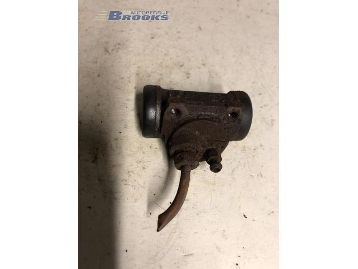 Używane Silownik hamulca Peugeot 205 II (20A/C) 1.1 XE,GE,XL,GL,XR,GR Cena € 5,00 Procedura marży oferowane przez Autobedrijf Brooks