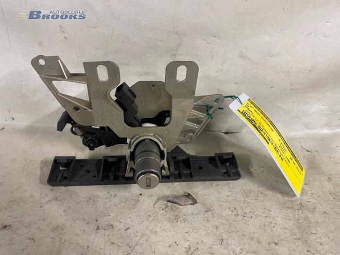 Tailgate exterior lock