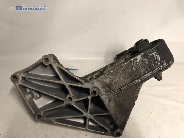 Engine mount from a Mercedes-Benz Vito (638.1/2) 2.2 CDI 108 16V 2001