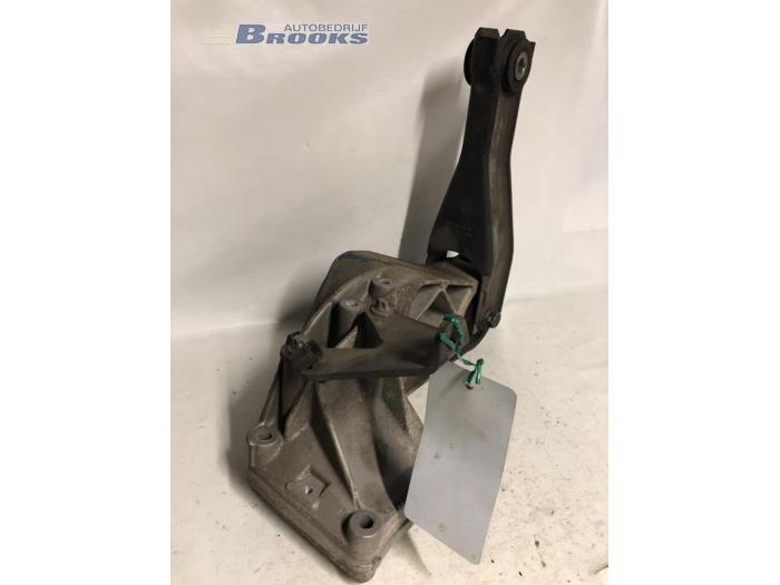Engine mount from a Mercedes-Benz Vito (638.1/2) 2.2 CDI 108 16V 2001
