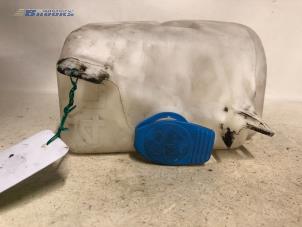Usagé Réservoir lave-glace avant Volkswagen Golf III (1H1) 2.0 GTI Prix € 10,00 Règlement à la marge proposé par Autobedrijf Brooks