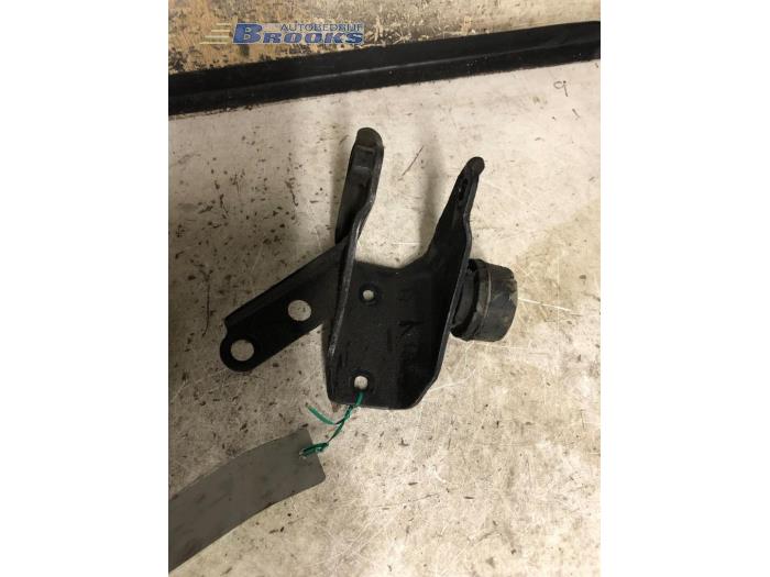 Used Engine mount Toyota Avensis (T22) 2.0 TDi Price € 10,00 Margin scheme offered by Autobedrijf Brooks