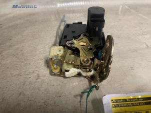 Usados Mecanismo de cerradura de puerta de 4 puertas derecha delante Chevrolet Tacuma 1.6 16V Precio € 25,00 Norma de margen ofrecido por Autobedrijf Brooks