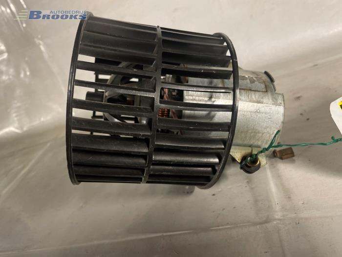 Heating and ventilation fan motor from a Opel Astra F (53B) 1.6i 2000