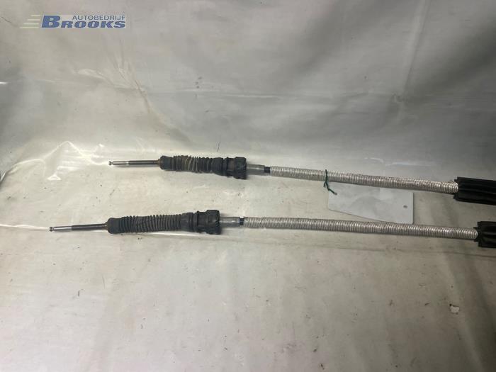 Gearbox control cable from a Volkswagen Caddy III (2KA,2KH,2CA,2CH) 1.9 TDI 2007
