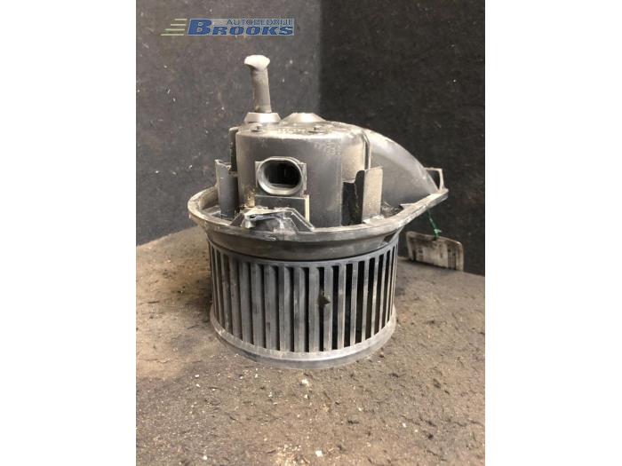 Heating and ventilation fan motor from a Mercedes-Benz Sprinter 3t (903) 313 CDI 16V 2001