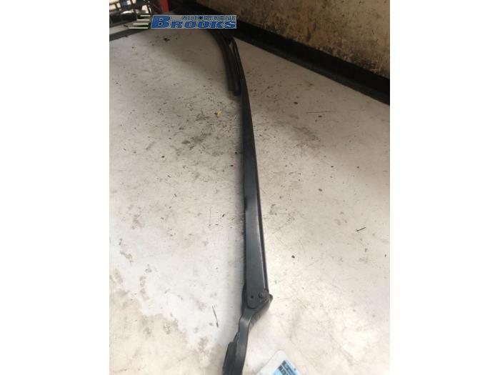Front wiper arm from a Renault Laguna II Grandtour (KG) 2.2 dCi 150 16V 2003