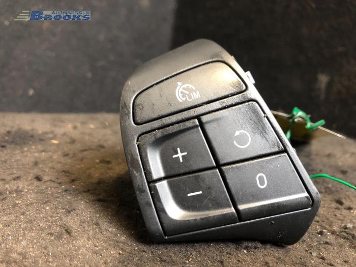 Cruise control switch from a Volvo V40 (MV) 2.0 D2 16V 2016