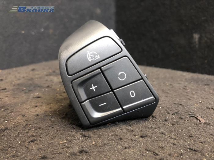 Cruise control switch from a Volvo V40 (MV) 2.0 D2 16V 2016