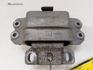 Used Gearbox mount Volkswagen Caddy III (2KA,2KH,2CA,2CH) 2.0 SDI Price € 15,00 Margin scheme offered by Autobedrijf Brooks