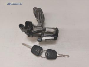 Used Ignition lock + key Toyota Corolla (E12) 1.6 16V VVT-i Price € 50,00 Margin scheme offered by Autobedrijf Brooks