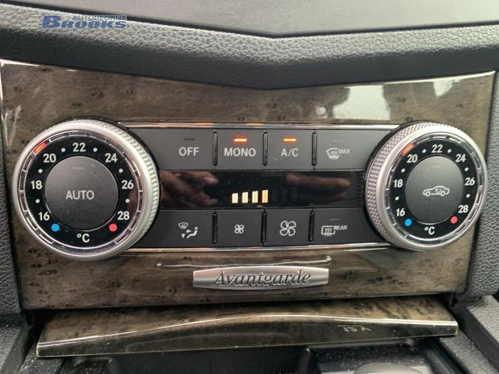 Heater control panel from a Mercedes-Benz C Estate (S204) 2.2 C-180 CDI 16V BlueEFFICIENCY 2010