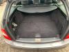 Tapizado de maletero izquierda de un Mercedes-Benz C Estate (S204) 2.2 C-180 CDI 16V BlueEFFICIENCY 2010