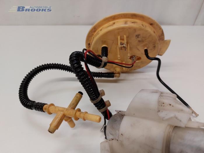 Electric fuel pump from a BMW 5 serie Touring (F11) 530d 24V Blue Performance 2012