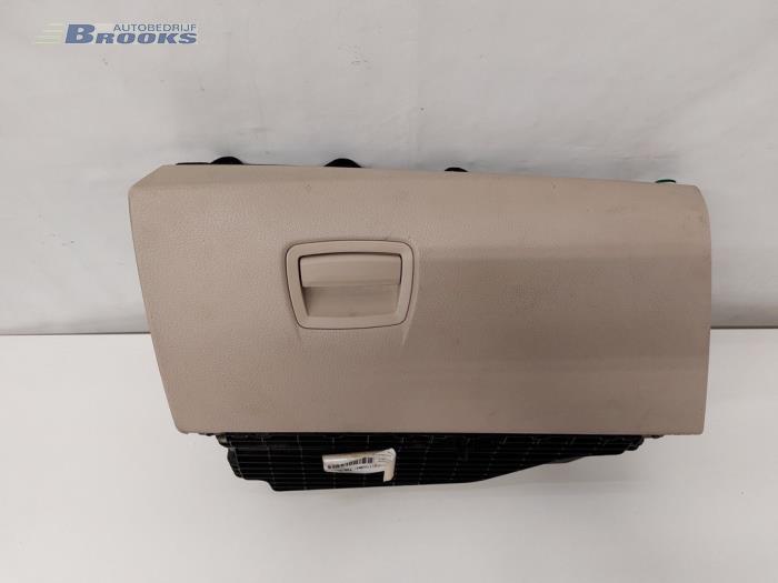Begagnade Handskfack BMW 5 serie Touring (F11) 530d 24V Blue Performance Pris € 50,00 Marginaltabell erbjuds av Autobedrijf Brooks