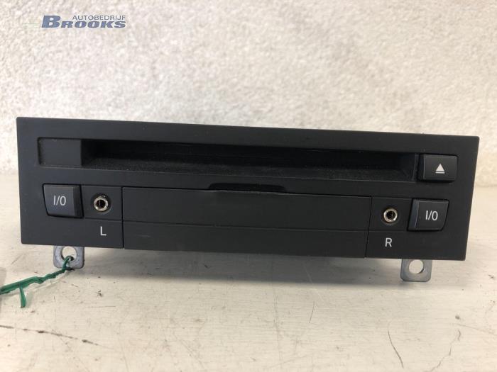 DVD player from a BMW 5 serie Touring (F11) 530d 24V Blue Performance 2012